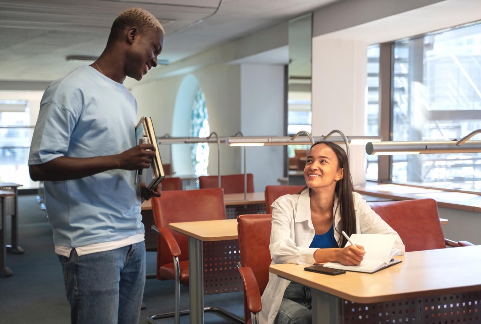 Рабочее место аналитика с современным оборудованием для работы с финансовыми инструментами